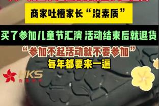 难道他要留下⁉️拜仁更衣室大合照？图赫尔站C位激情庆祝